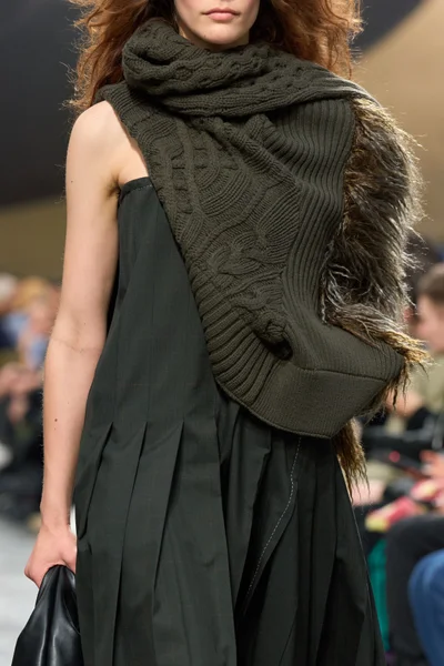 Look 10